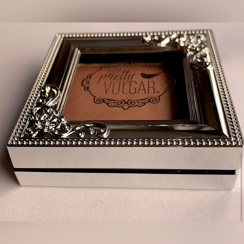 New* Pretty Vulgar Shimmering Swan Highlighter * - Picture 3 of 8